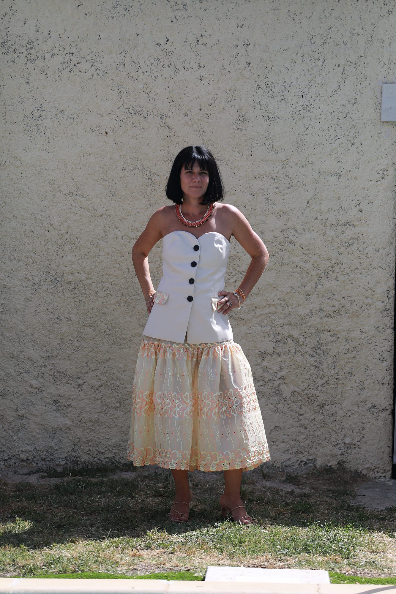 Vue de face de l'ensemble Alexandra sur mesure, composé d'un bustier ivoire et d'une jupe en tulle brodé, confectionné à la main dans l'atelier Princesse Couture près de Montpellier.
