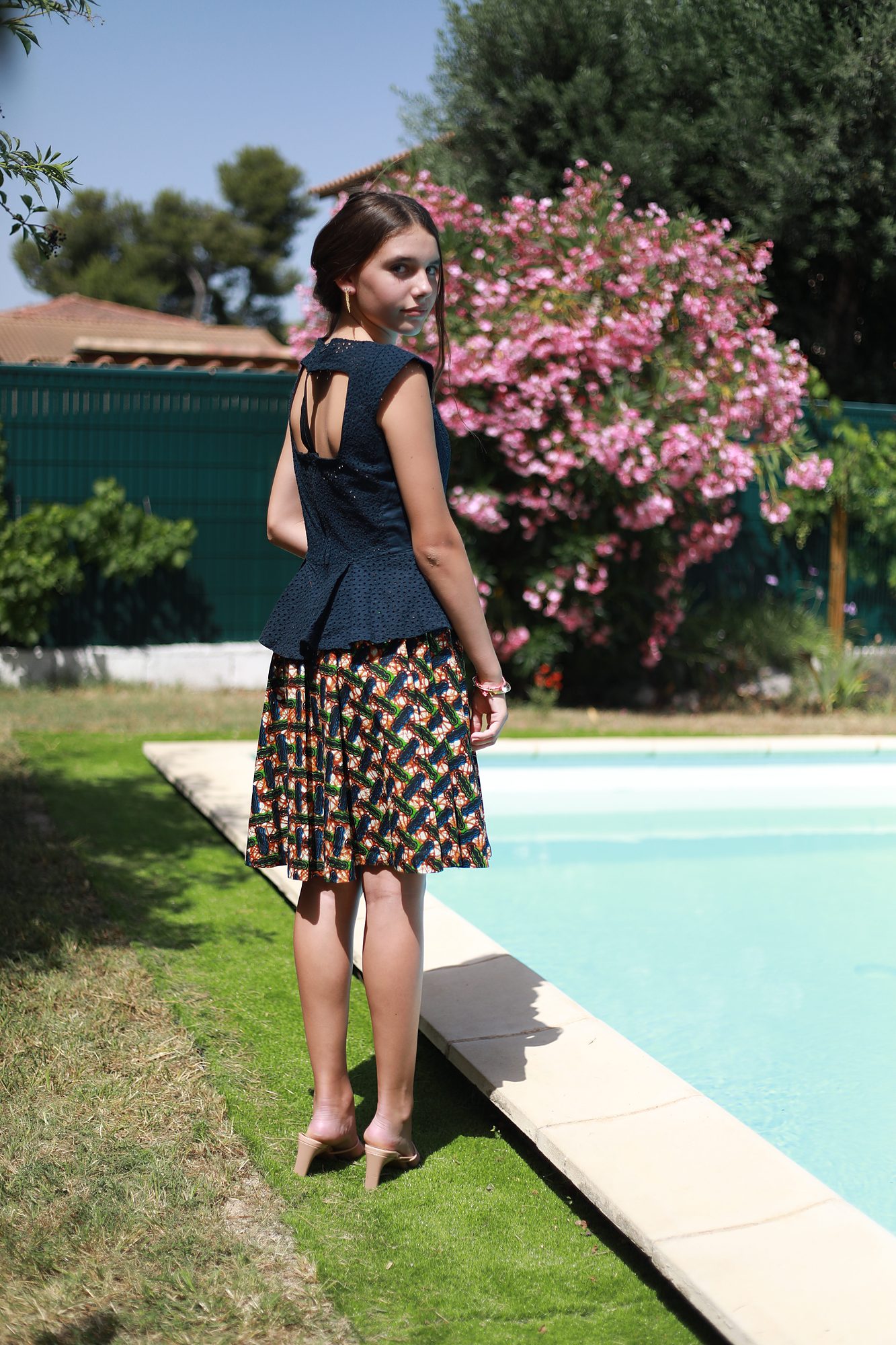 Vue de dos de l'ensemble Marley sur mesure, mettant en valeur la coupe élégante du haut et la jupe en tissu imprimé, réalisée artisanalement chez Princesse Couture.