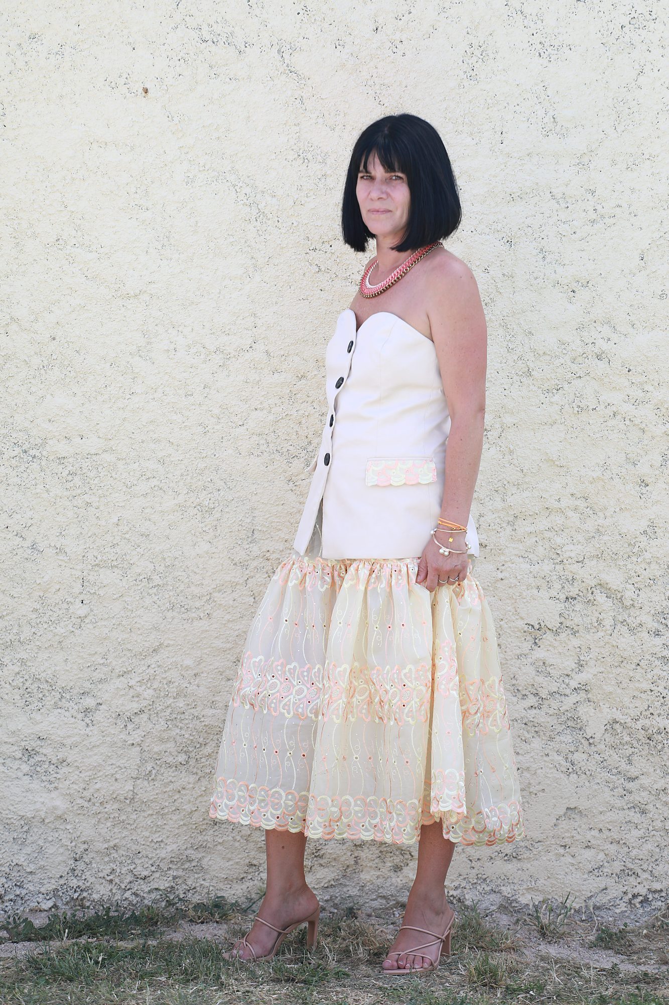 Détail de la jupe en tulle brodé de l'ensemble Alexandra sur mesure, mettant en valeur les broderies délicates, les finitions artisanales et l'élégance de cette création personnalisable.