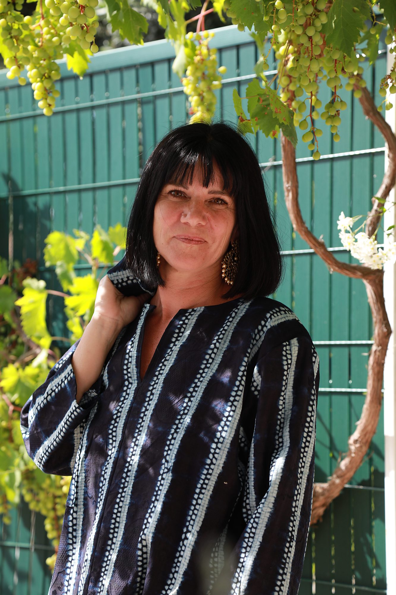 Vue de face de l'ensemble Imane sur mesure, composé d'une tunique et d'un gilet en tissu traditionnel ivoirien, confectionnés à la main dans l'atelier Princesse Couture près de Montpellier.