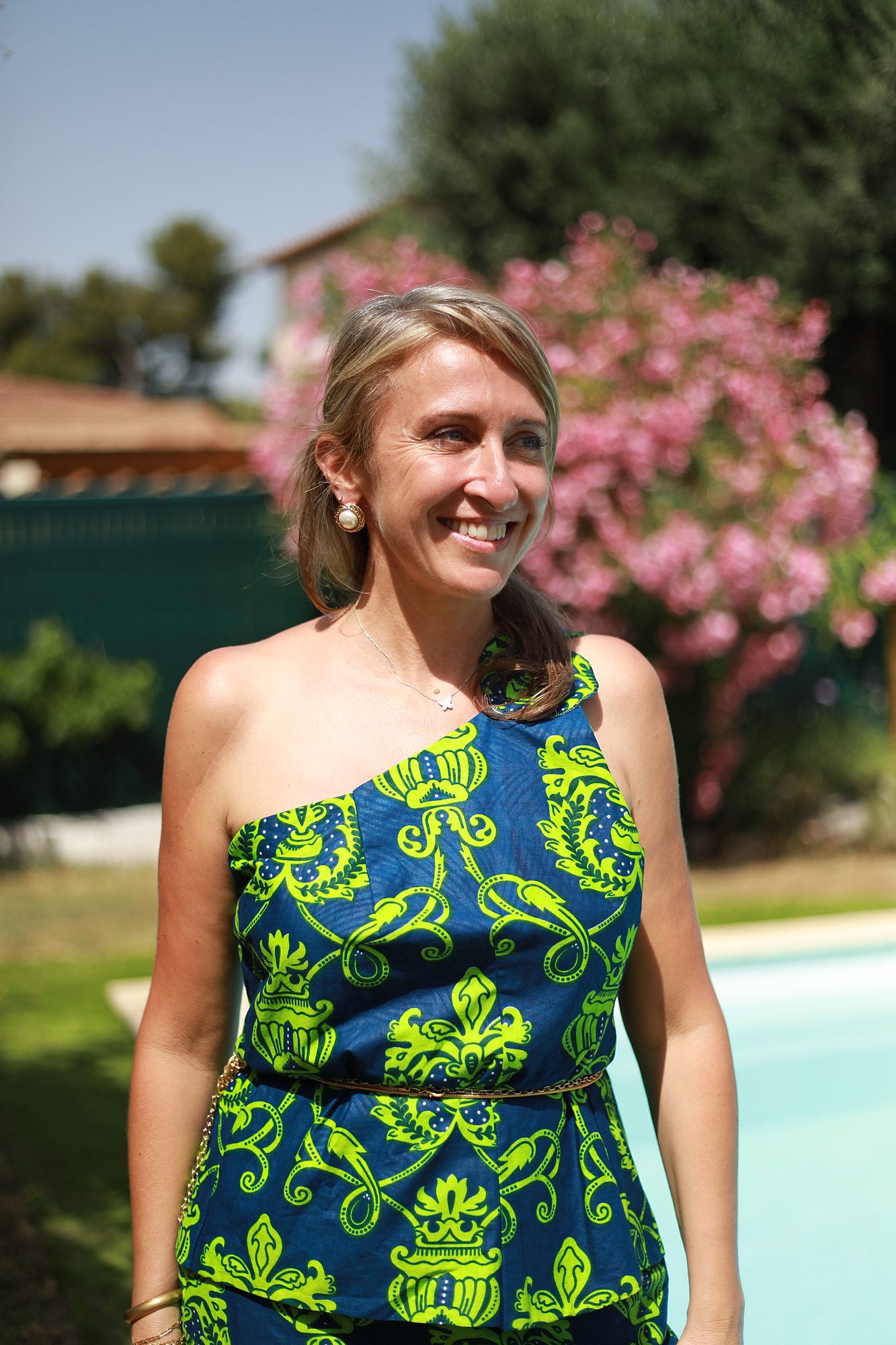 Détail du bustier de l'ensemble Celine sur mesure, soulignant la qualité du tissu imprimé, les finitions réalisées à la main et le savoir-faire de l'atelier Princesse Couture.