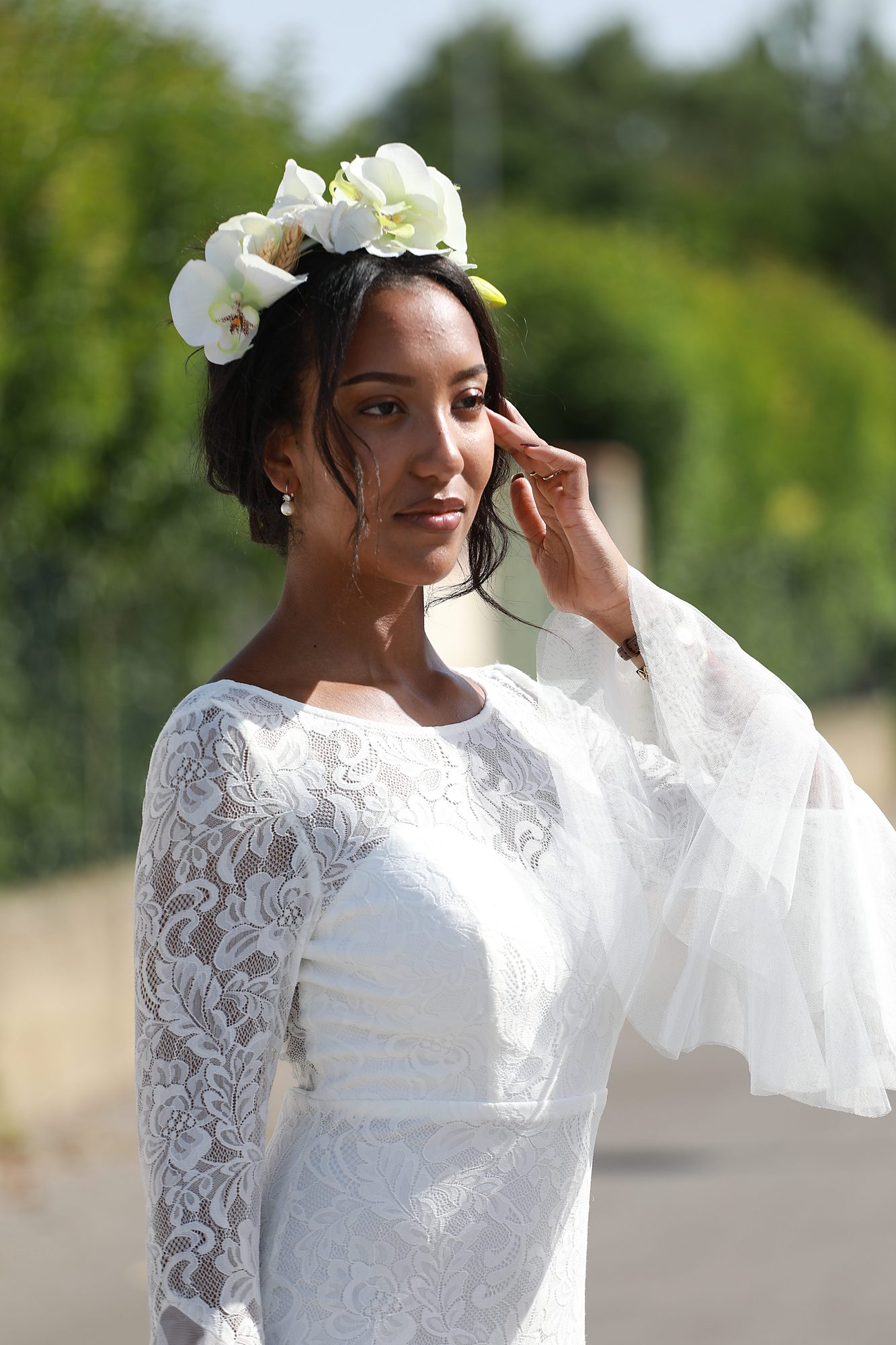 Gros plan du bustier et des manches en dentelle de la robe de mariée Solveig sur mesure, soulignant les finitions couture et le savoir-faire artisanal de l'atelier Princesse Couture.