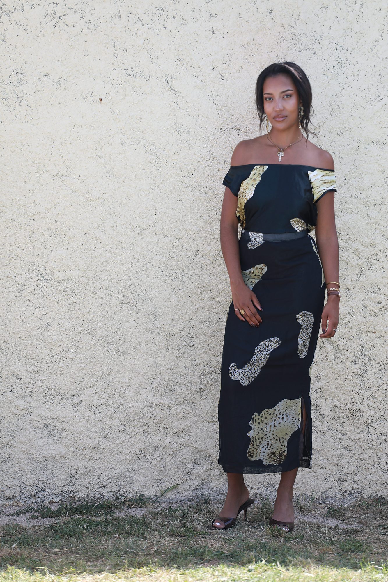 L'ensemble Fabrizia sur mesure, mettant en valeur sa coupe asymétrique, son tissu imprimé et sa confection artisanale personnalisable dans notre atelier près de Montpellier.