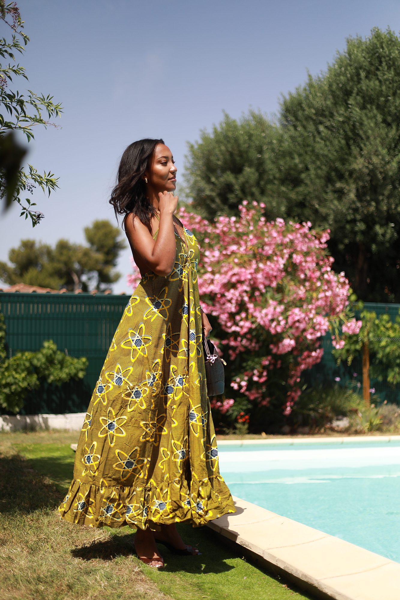 Vue rapprochée de face de la robe Melissa sur mesure, soulignant le travail des finitions, le tombé du tissu imprimé et la confection artisanale réalisée dans notre atelier près de Montpellier.