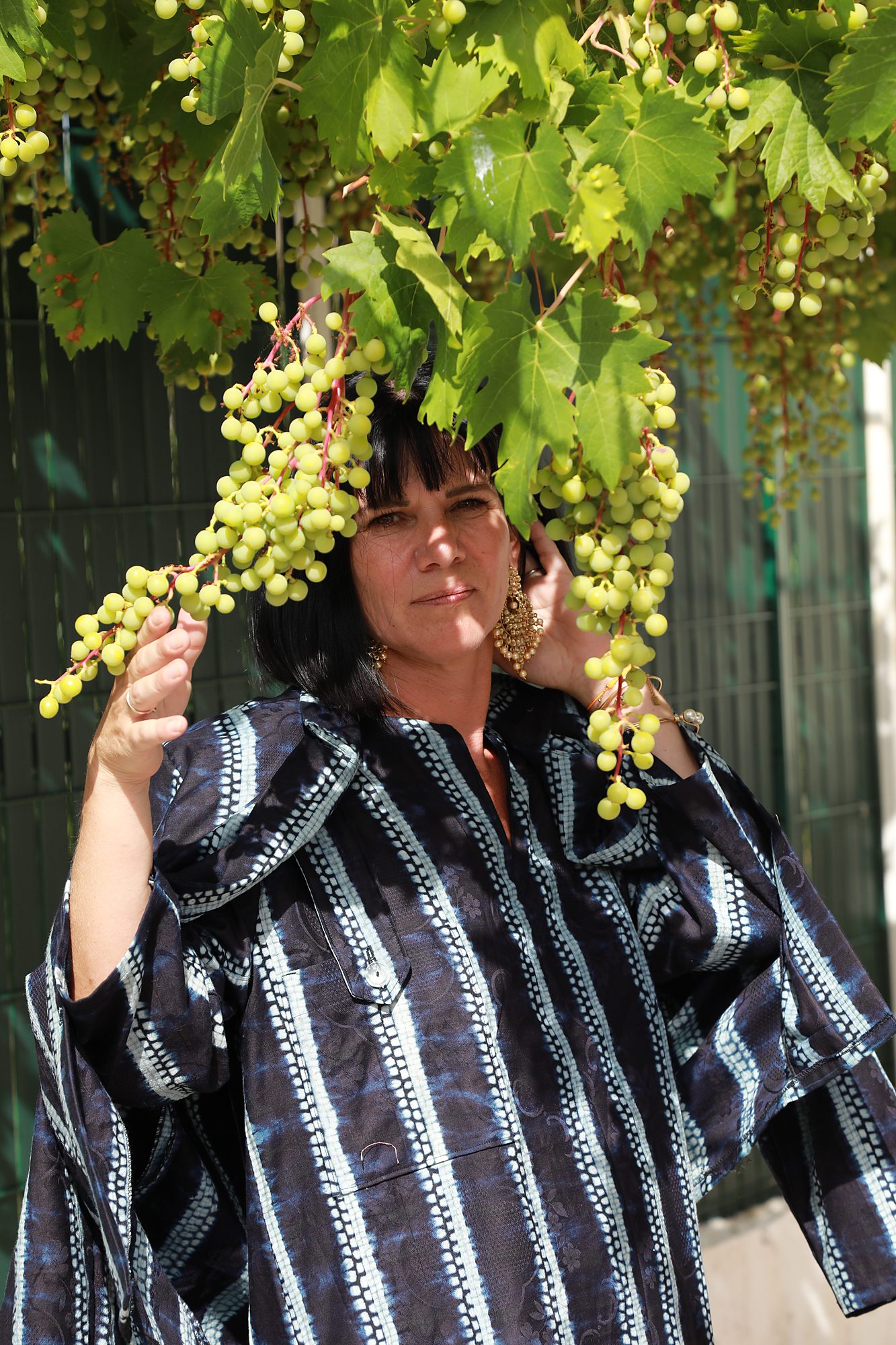 Gros plan du gilet de l'ensemble Imane en tissu traditionnel ivoirien, soulignant les finitions artisanales, le tissage authentique et le savoir-faire de l'atelier Princesse Couture.